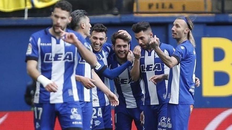 Jugadores del alavés celebran la victoria.