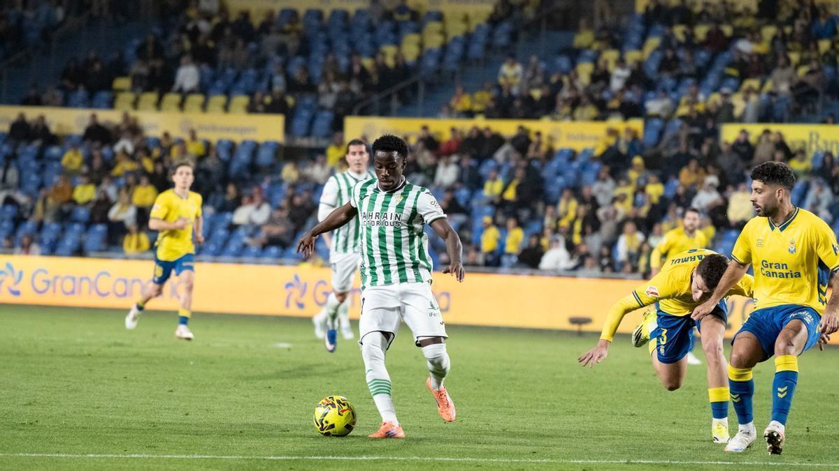 Adilson Mendes protege el esférico durante el choque ante Las Palmas.