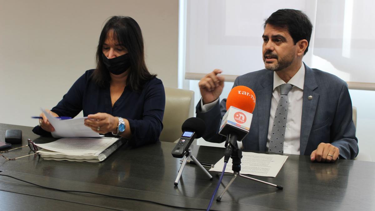 La regidora d&#039;Hisenda, Montse Duch, amb l&#039;alcalde, Marc Castells, en la presentació del pressupost d&#039;Igualada per al 2022