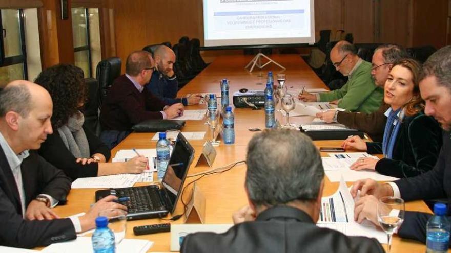 Asistentes a la reunión del Consello Rector de la Agasp, que ayer presidió el director xeral de Emerxencias, Luis Menor. // Bernabé / Cris M.V.