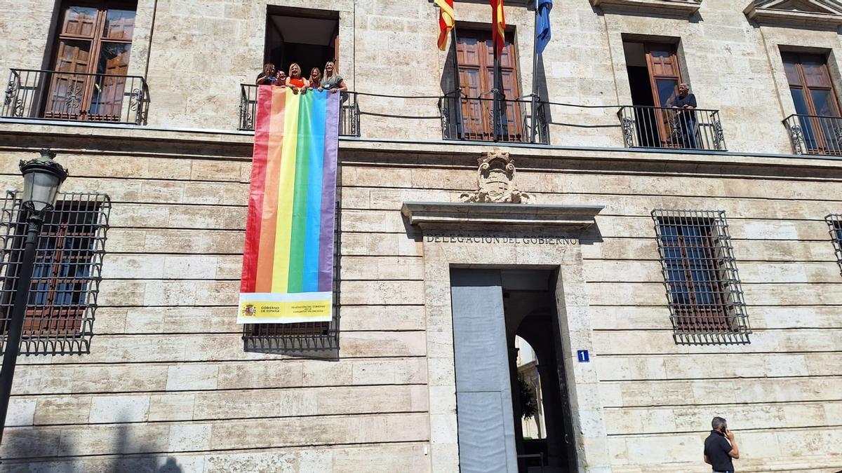 La pancarta LGTBI luce ya en la fachada de la Delegación de Gobierno