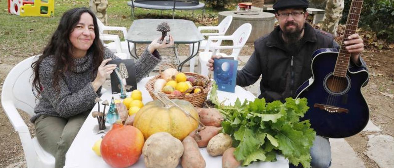 Eva Castro y Serxio Crespo muestran productos de su huerta y unas pequeñas obras de arte que en la actualidad están expuestas en su local.