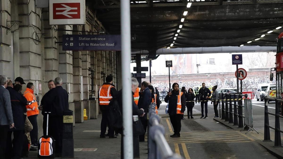 Personal de seguridad en la entrada de la estación de Waterloo, en Londres.