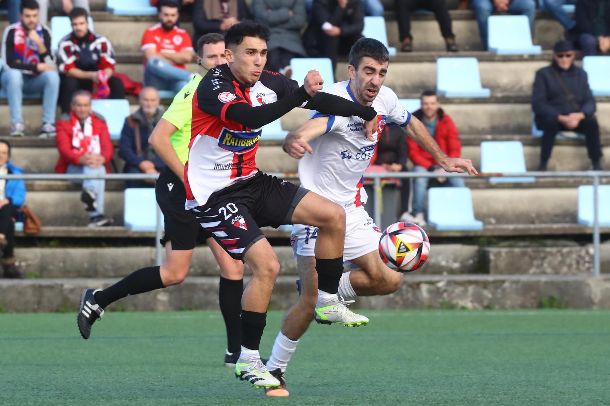 Las mejores imágenes de la victoria del Arosa ante la Unión Deportiva Ourense (1-0)