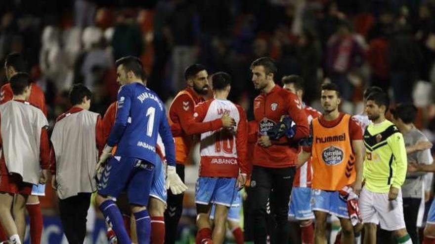 Futbolistas del Lugo y del Elche al finalizar el partido.