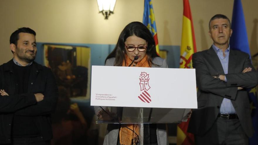 Mónica Oltra, con rostro serio, durante su comparecencia. Foto: Fernando Bustamante