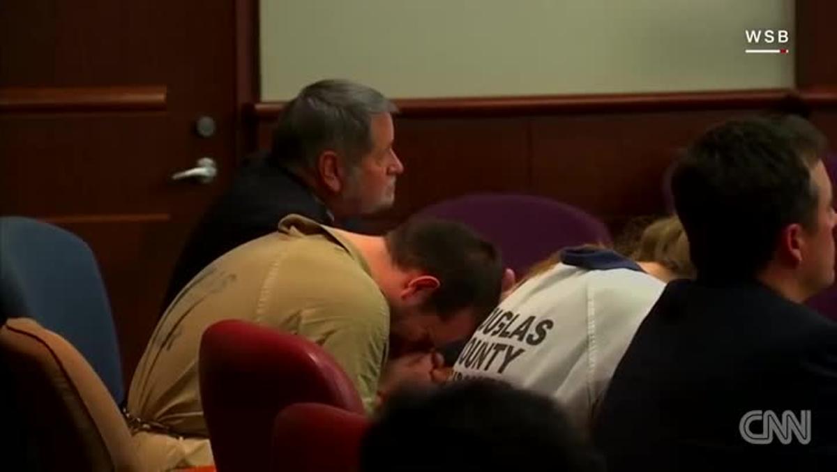 Jose Torres y Kayla Norton rompen a llorar poco antes de recibir la sentencia. 