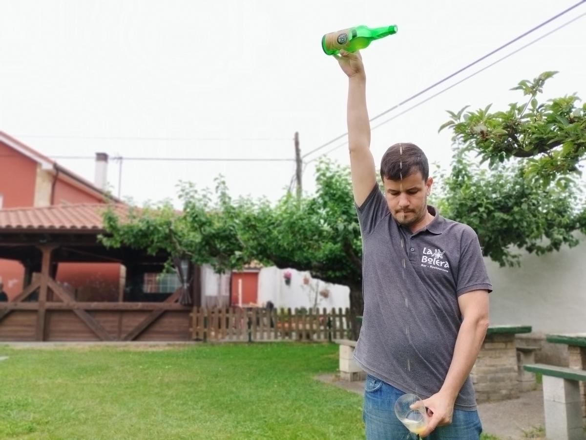 Rubén Campa escancia un culín de sidra.