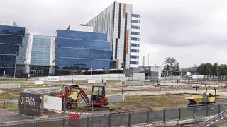 El entorno del HUCA, patas arriba para la construcción de los tapices rodantes