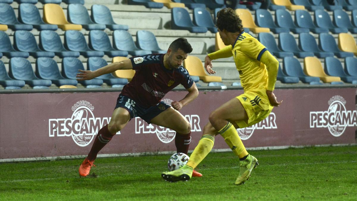 Óscar Fernández controla un balón en el partido copero entre Pontevedra y Cádiz.