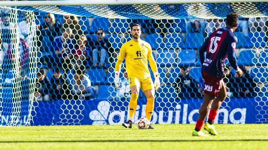 Carlos Abad, durante un partido de liga en el José Rico Pérez, en Alicante.
