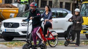 Compte enrere per aprovar el casc obligatori per als patinets a Barcelona