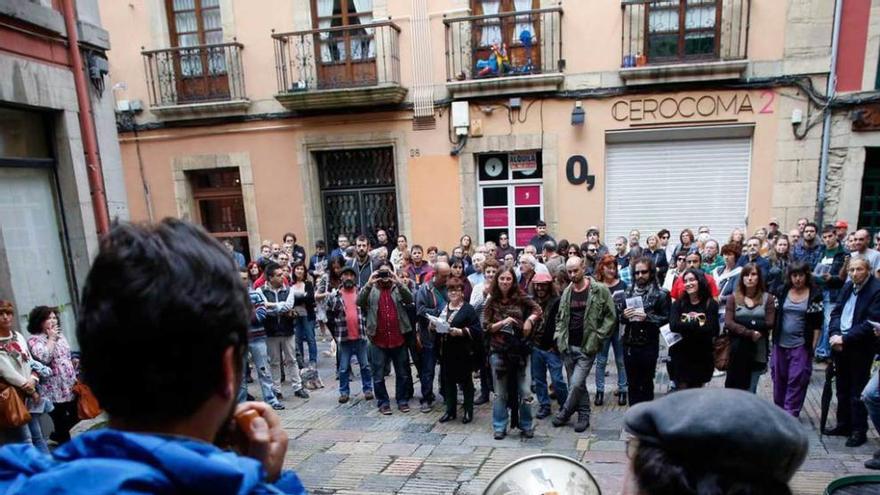 Pablo Martínez Corral y Carlos García Rubio, durante la ruta del 34 del pasado año, en la antigua Casa del Pueblo.