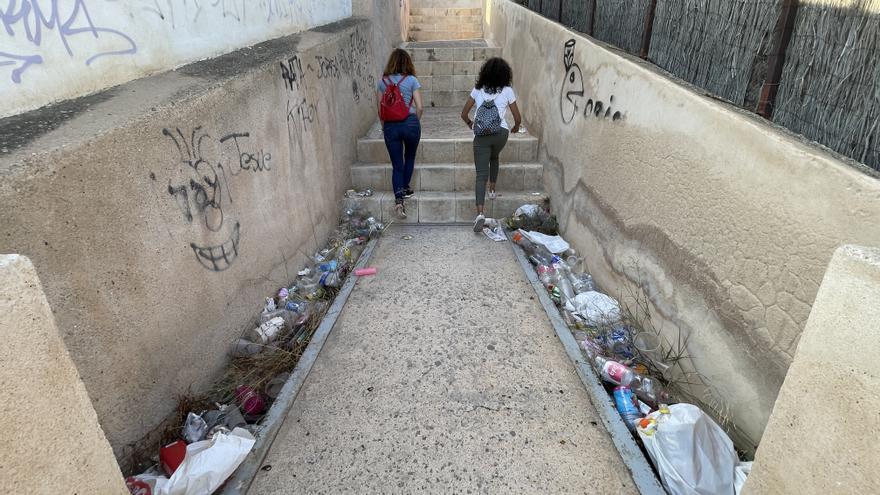 Falta de mantenimiento y suciedad en el acceso del castillo de Santa Bárbara