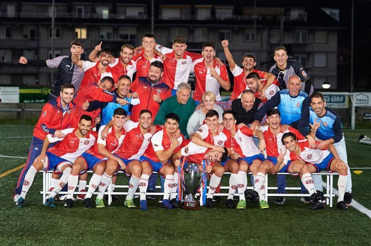 Los jugadores del Solares vistiendo una camiseta histórica del club.