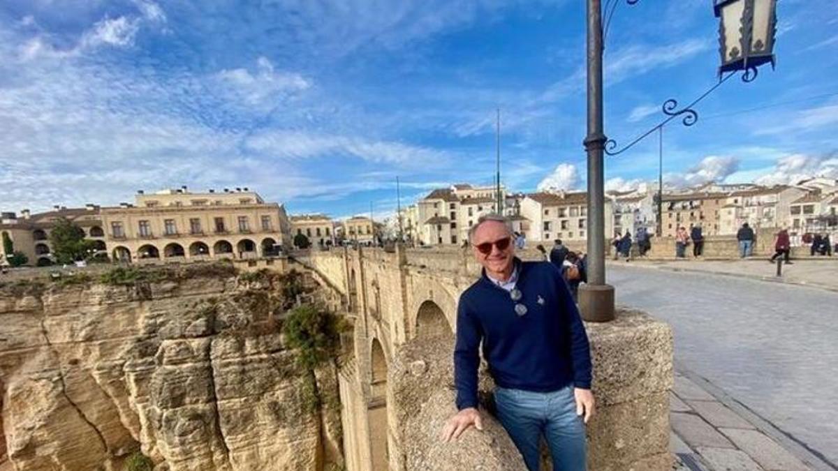 Dan Brown, en el Puente Nuevo de Ronda.