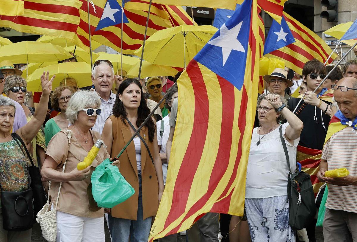 Les imatges de la protesta contra la visita de Felip VI pels premis Princesa de Girona