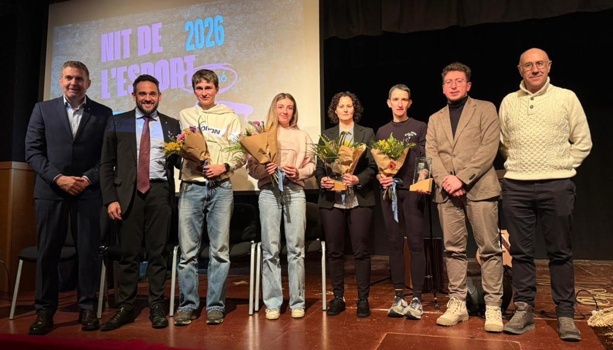 Al mig, els quatre premiats a la primera Nit de l'Esport de Bagà, al costat de polítics de diferents administracions
