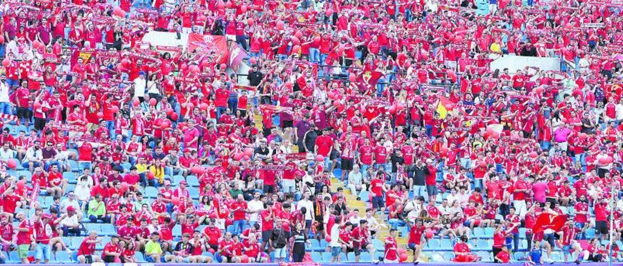 Uno de los fondos del estadioRico Pérez de Alicante se vistiópor completo de grana y blanco ante al Rayo Cantabria.  pepe valero | PEPE VALERO