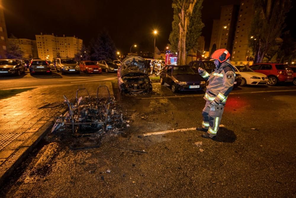 Un incendio calcina varios coches en el Campillín