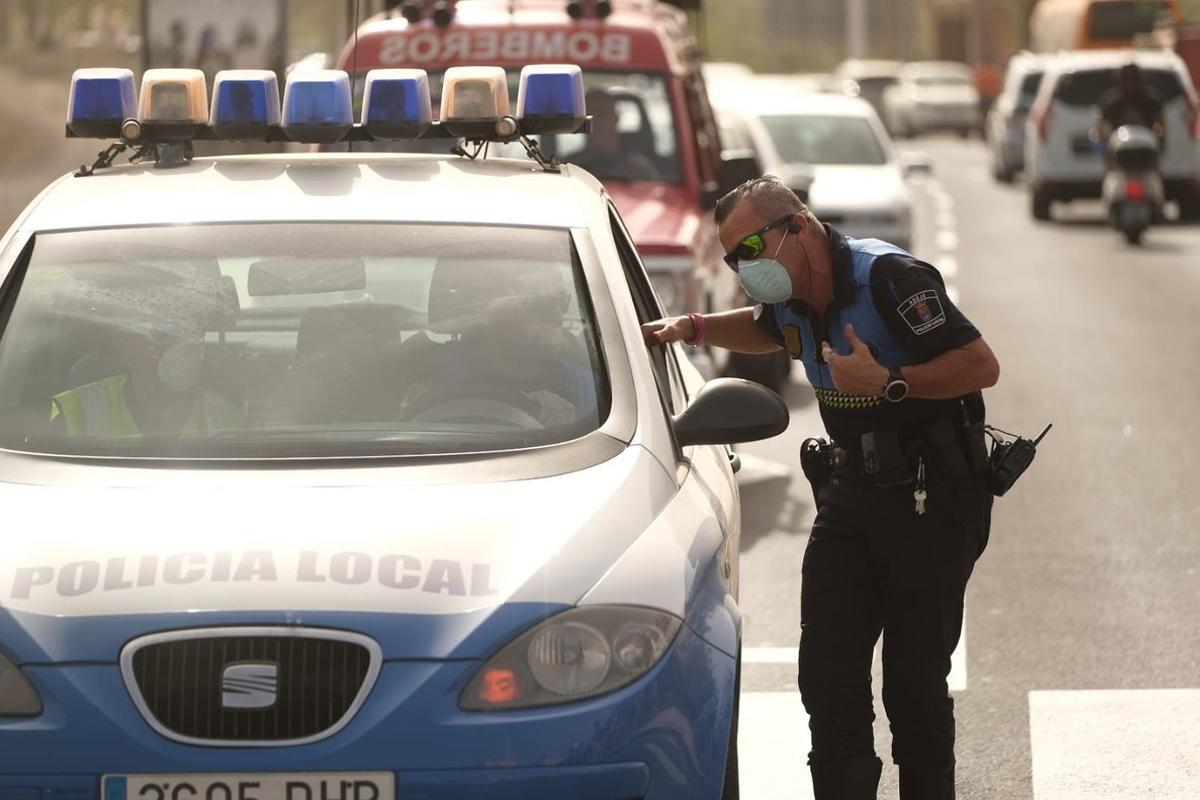 Un agente de policía en los alrededores del hotel de Tenerife en el que están confinadas 1.000 personas por un positivo en coronavirus.