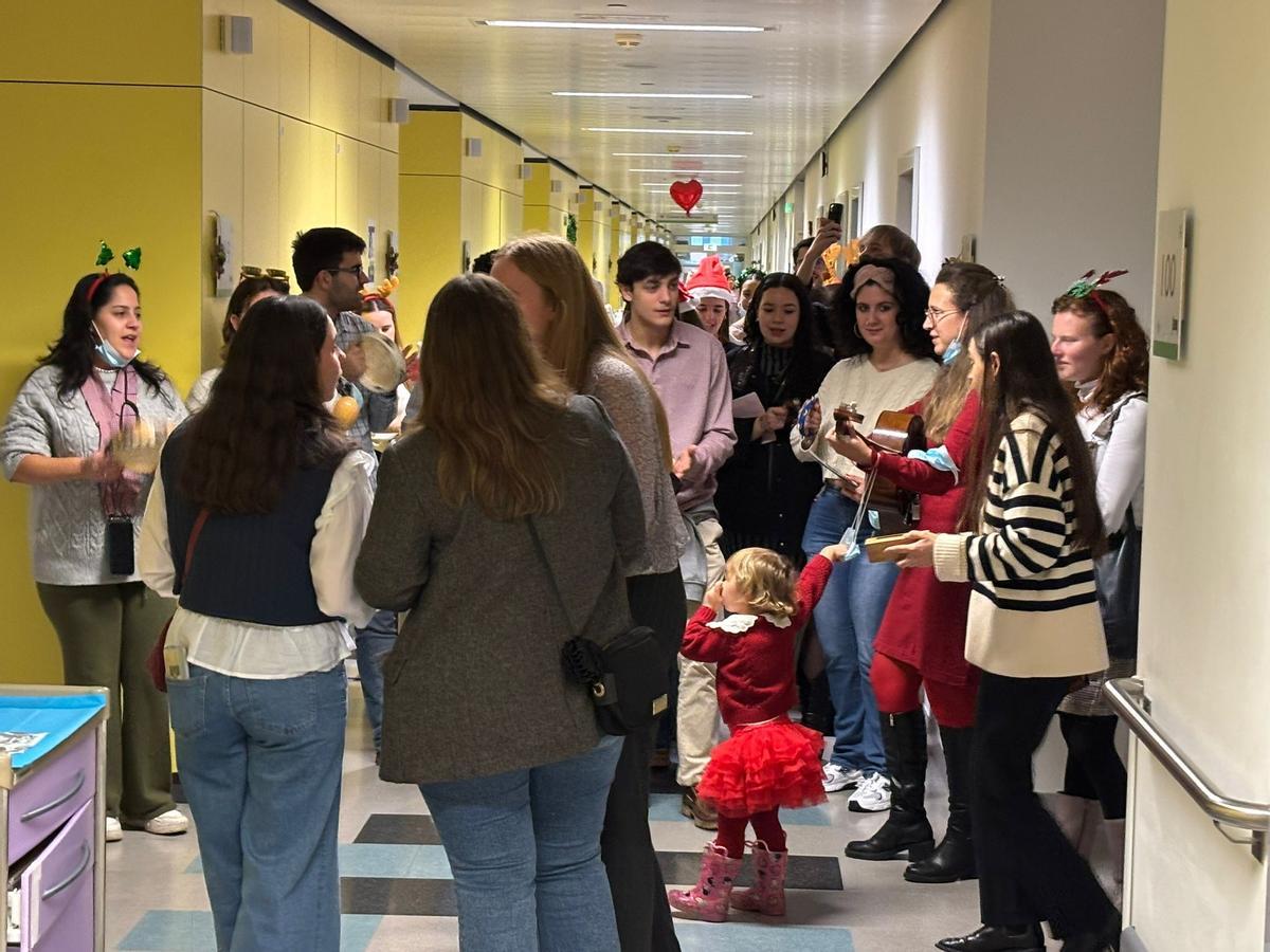 La Pastoral Universitaria de Oviedo llena de villancicos las habitaciones de HUCA