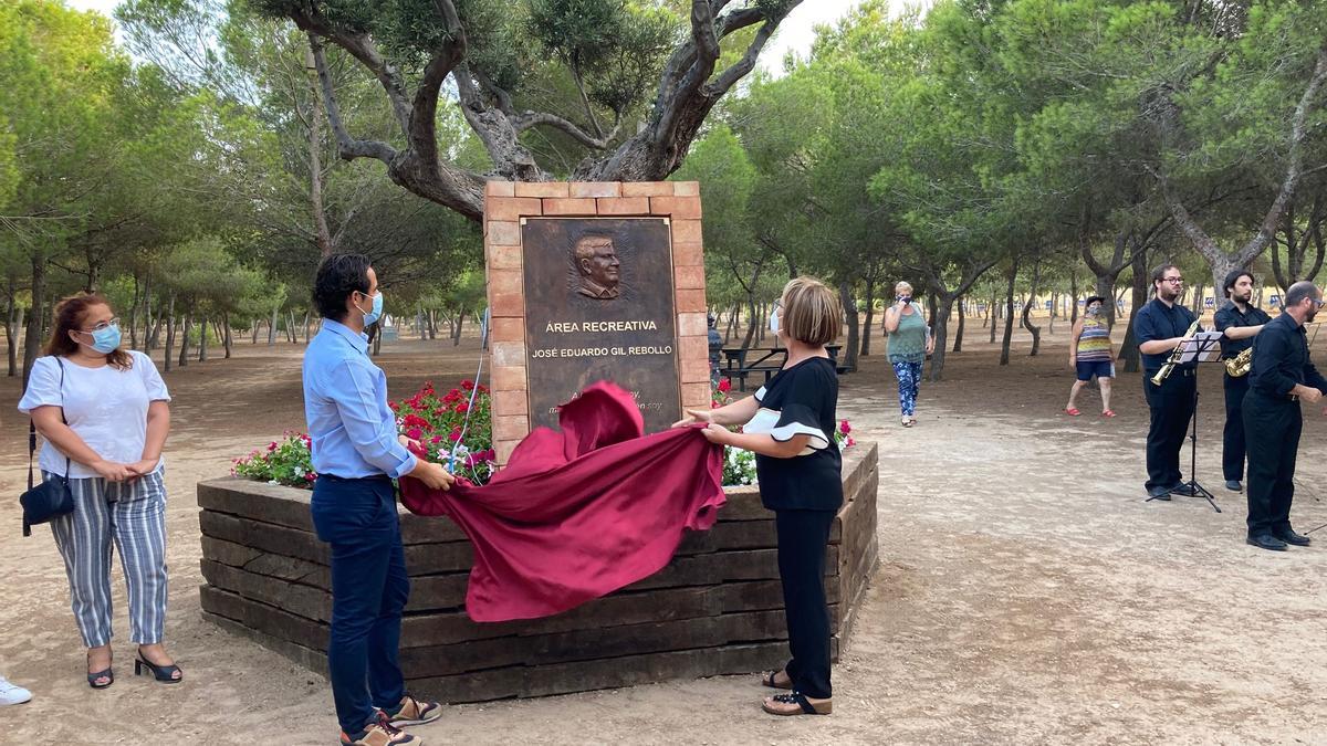 Imagen del monolito descubierto en homenaje a Eduardo Gil Rebollo por el alcalde y la mujer del exedil Josefa Espinosa