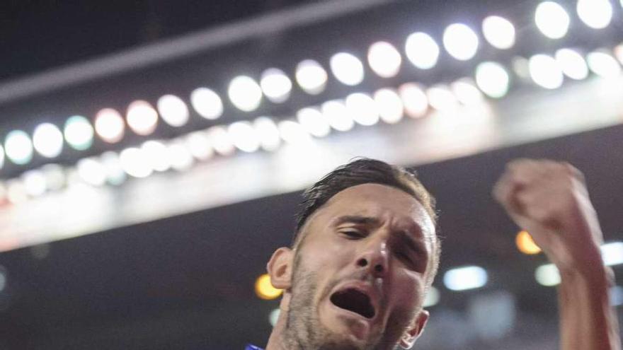 Lucas celebra el gol de la victoria en el partido contra el Eibar; su último gol como deportivista.