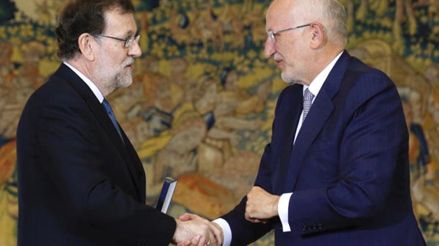 Rajoy entrega de la Medalla de Oro al Mérito en el Trabajo a Roig.