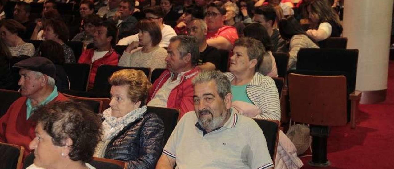 Una de las reuniones celebradas en el auditorio del Centro Social do Mar. // Santos Álvarez