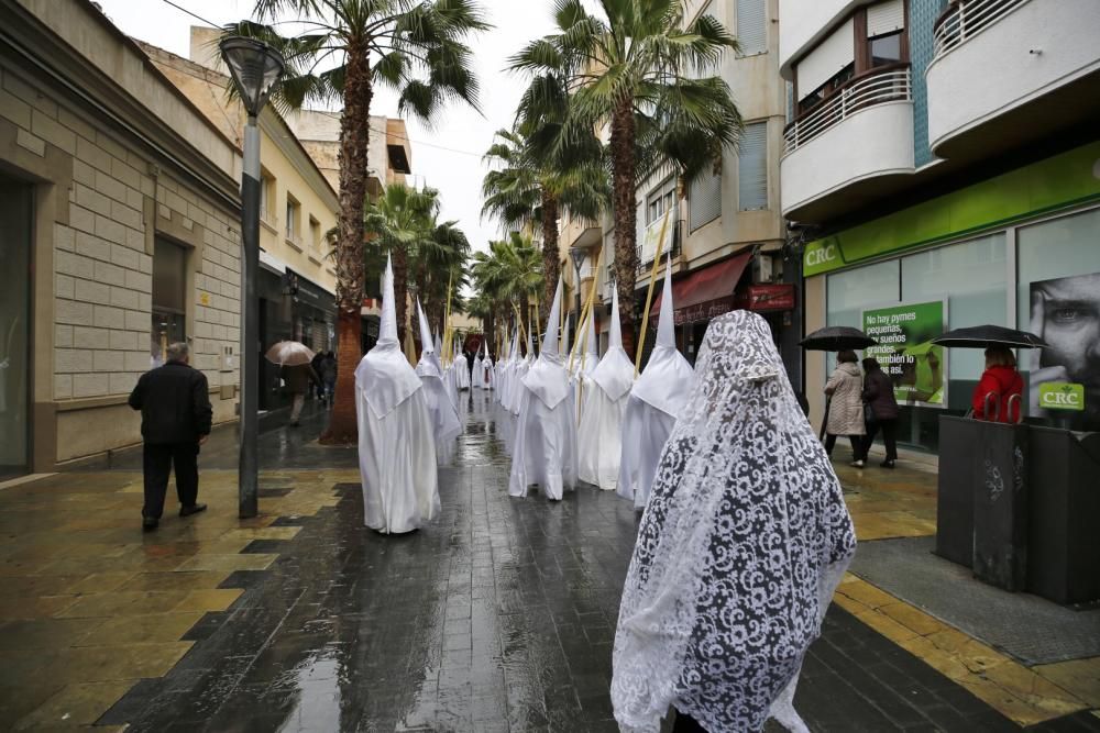 Pese a la fina lluvia que caía a primera hora de la mañana la procesión de Domingo de Resurección pudo celebrar el tradicional Encuentro en las cuatro esquinas