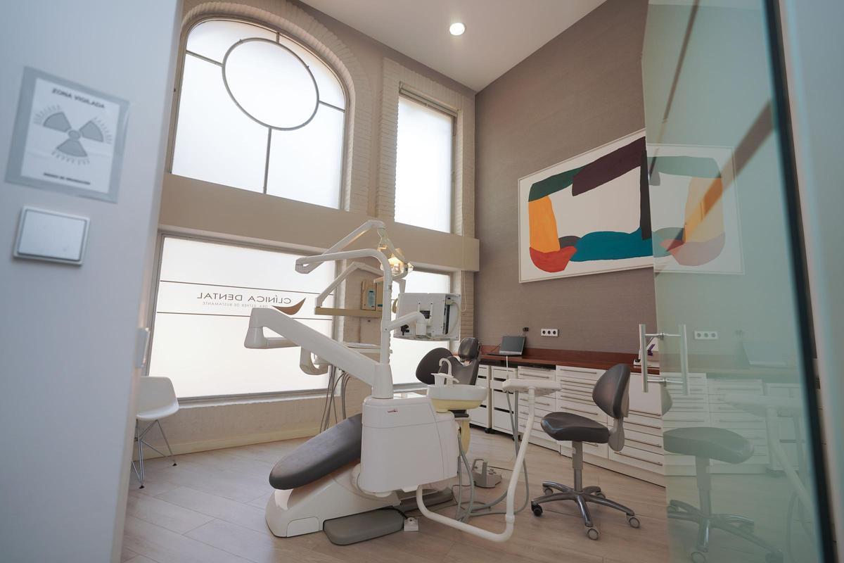 La clínica dental Dra. Esther de Bustamente está situada en la Avda. Isidor Macabich, 64.