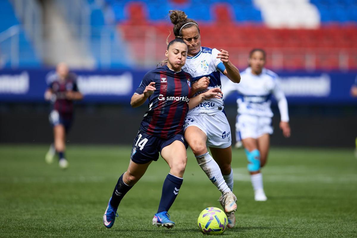 Patri Gavira pugna por una pelota dividida durante el partido entre Costa Adeje y Eibar.