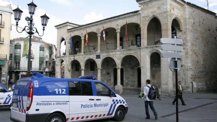 Vehículos de la Policía Municipal frente al Ayuntamiento Viejo.