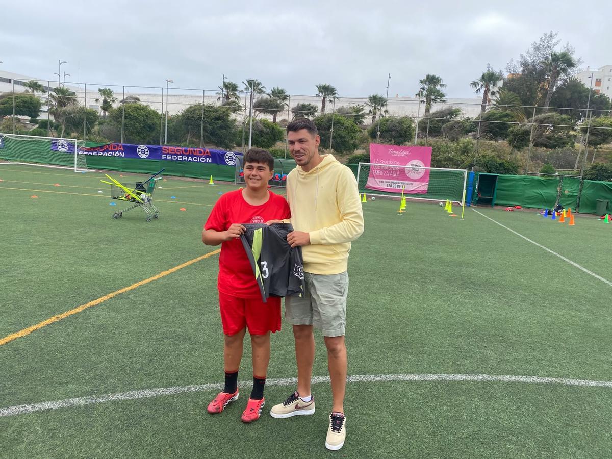 Raúl le regala a un niño del Campus Vitolo un pantalón de su etapa en el Albacete.