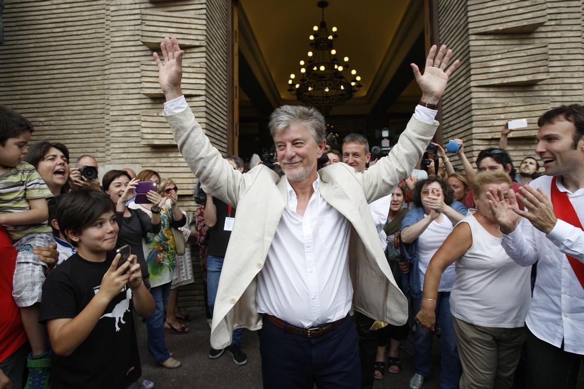 Pedro Santisteve, el día que fue elegido alcalde de Zaragoza, en 2015, como uno de los llamados &quot;ayuntamientos del cambio&quot;.