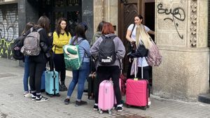 Un grupo de jóvenes turistas antes de entrar en un piso turístico.