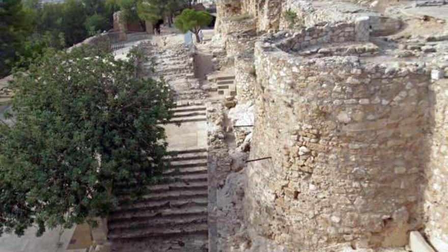 Dénia recupera la monumental escalinata de 1600 de su castillo