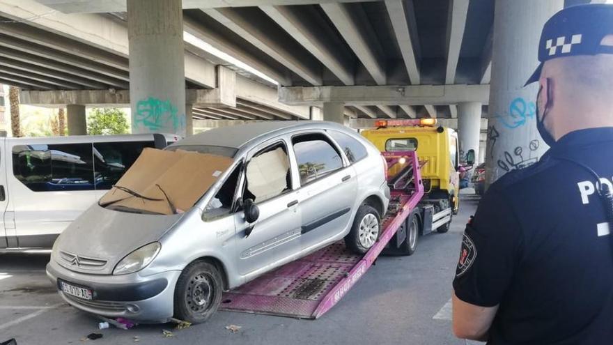 Un agente observa la retirada de uno de los coches.