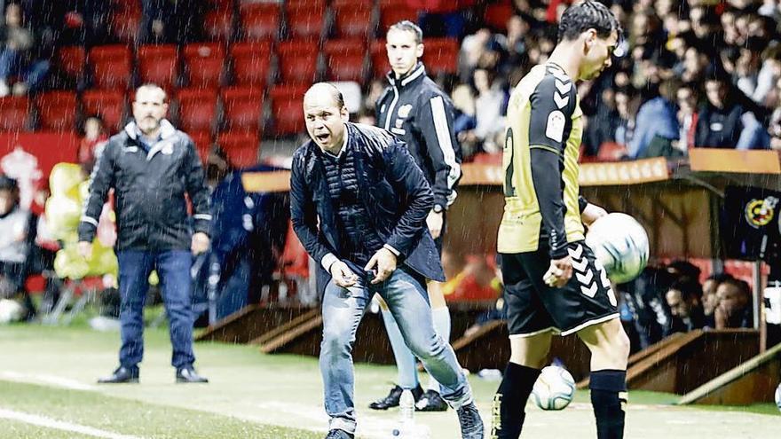 José Alberto da instrucciones al equipo durante el partido ante el Tenerife.