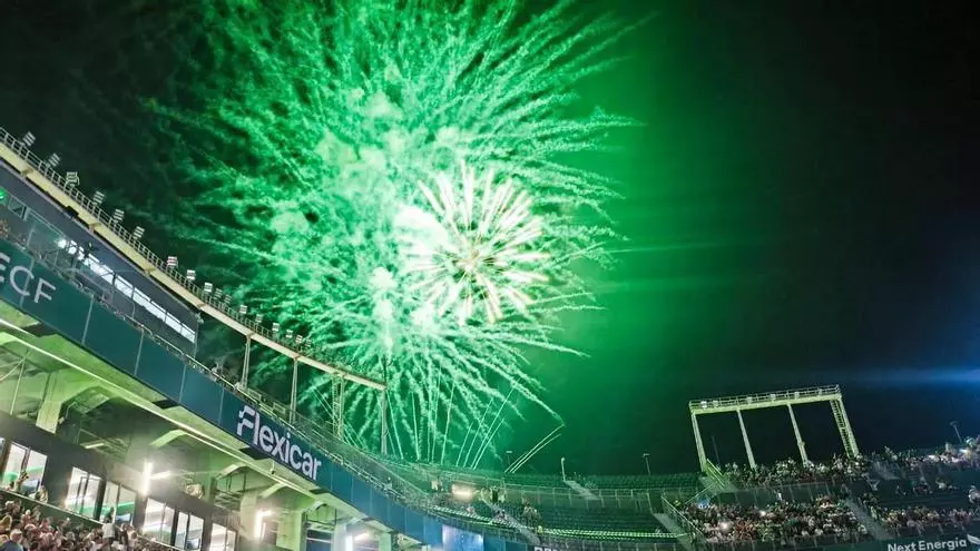 Fuegos artificiales en el 50 aniversario del estadio Martínez Valero