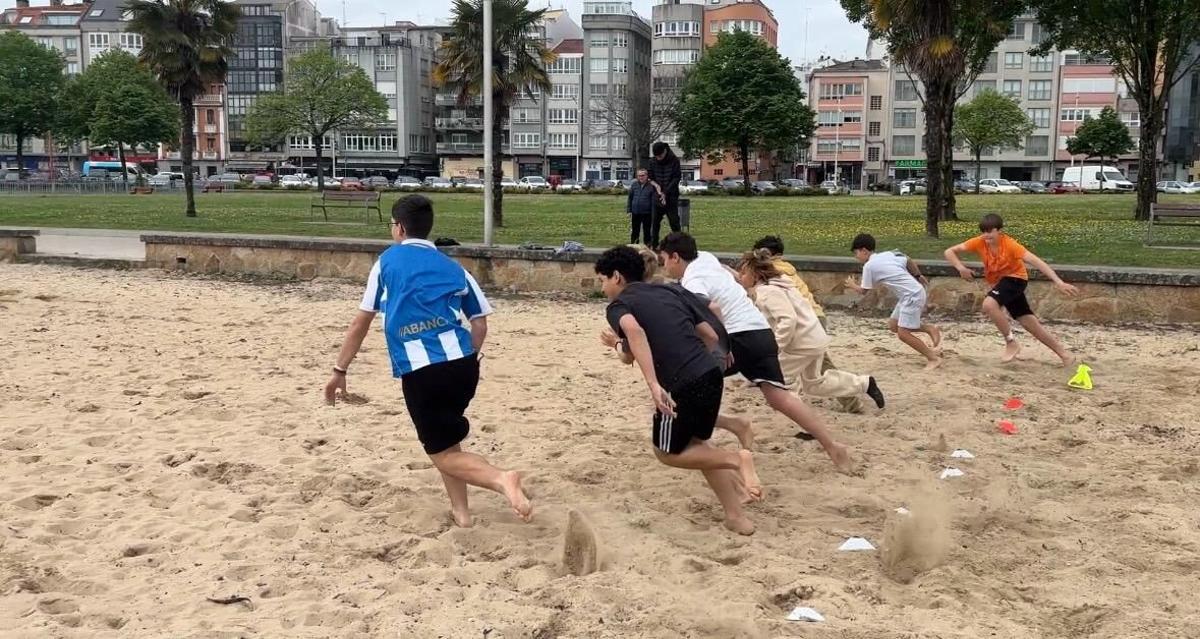 Participantes en la jornada de deporte en la calle de Sada.