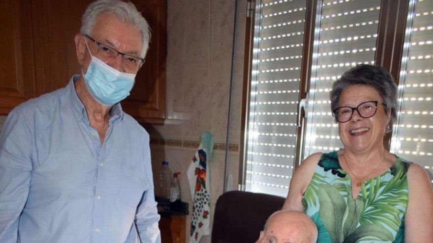 El abuelo de Valga cumple 102 años y recibe al alcalde | FDV