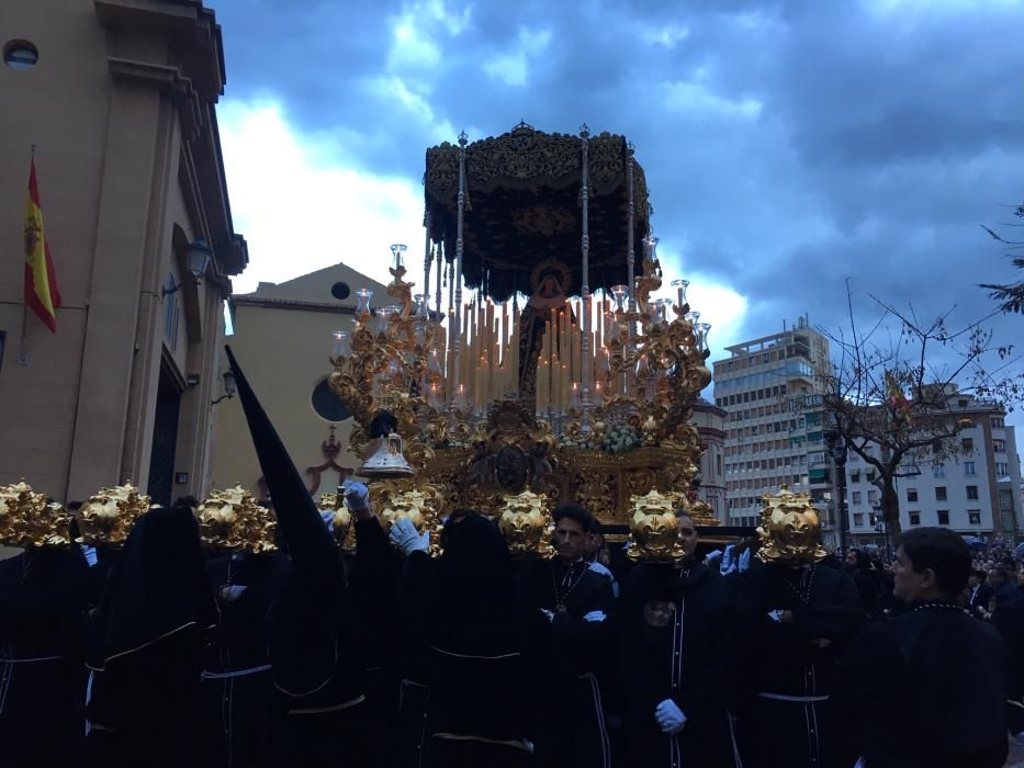 Las imágenes de la procesión de la Virgen de la Soledad, en el Jueves Santo de la Semana Santa de Málaga