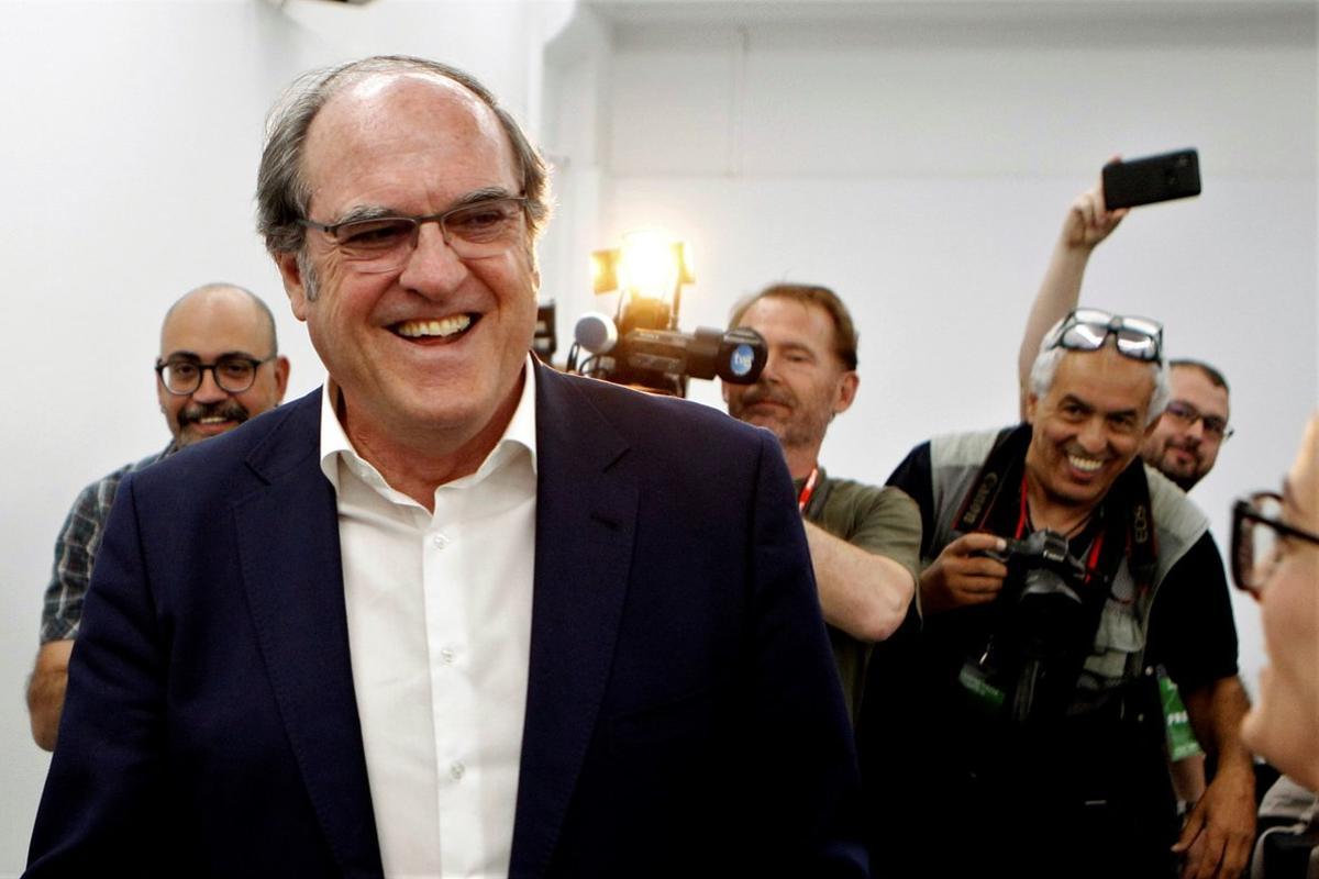 GRAF8867. MADRID, 26/05/2019.- El candidato del PSOE a la Comunidad de Madrid, Ángel Gabilondo, a su llegada al Círculo de Bellas Artes de Madrid desde donde seguirá los resultados electorales de los comicios europeos, municipales y autonómicos. EFE/Paolo Aguilar GRAF8867. MADRID, 26/05/2019.- El candidato del PSOE a la Comunidad de Madrid, Ángel Gabilondo, a su llegada al Círculo de Bellas Artes de Madrid desde donde seguirá los resultados electorales de los comicios europeos, municipales y autonómicos. EFE/Paolo Aguilar