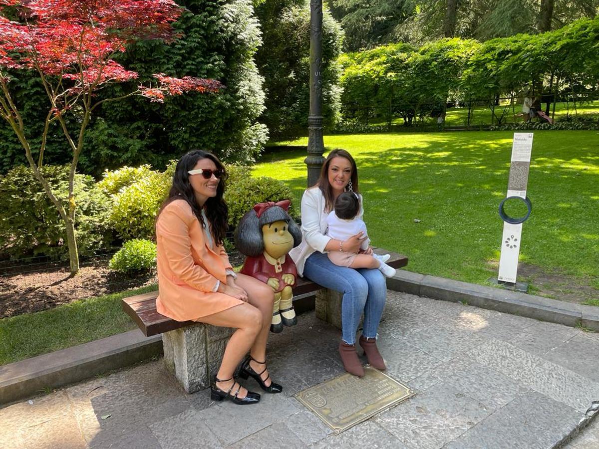 Carolina López posa junto a la estatua de Mafalda del Campo San Francisco en compañía de su hija Olivia y su cuñada Natalia.