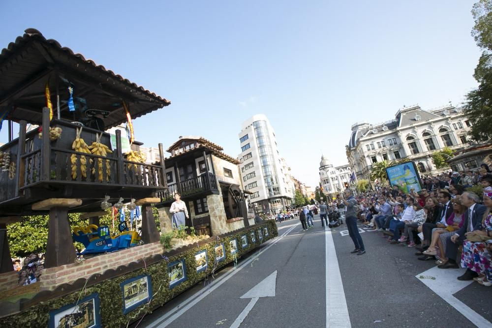 Oviedo celebra el desfile del Día de América en Asturias