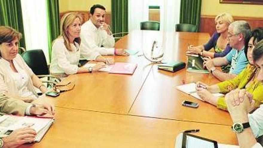 De izquierda a derecha, Rafael Felgueroso y Lucía García Serrano (FAC), Pilar Fernández Pardo y Manuel Pecharromán (PP), Libertad González y Francisco Santianes (IU) y Begoña Fernández y José María Pérez (PSOE).