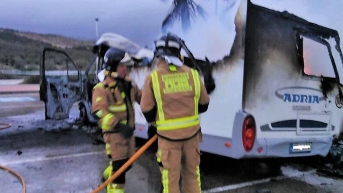 Bomberos trabajan en el lugar del incendio de la caravana en Mazarrón en diciembre de hace cuatro años.