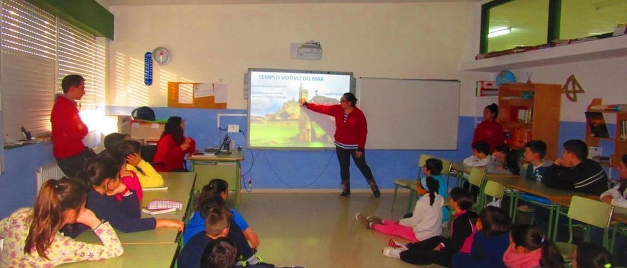 Una de las sesiones de los futuros guías turísticos con los escolares